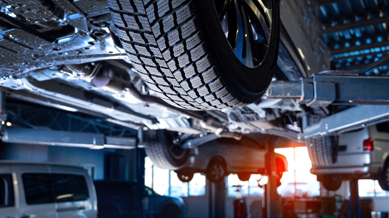 자동차 판매점 내부의 자동차