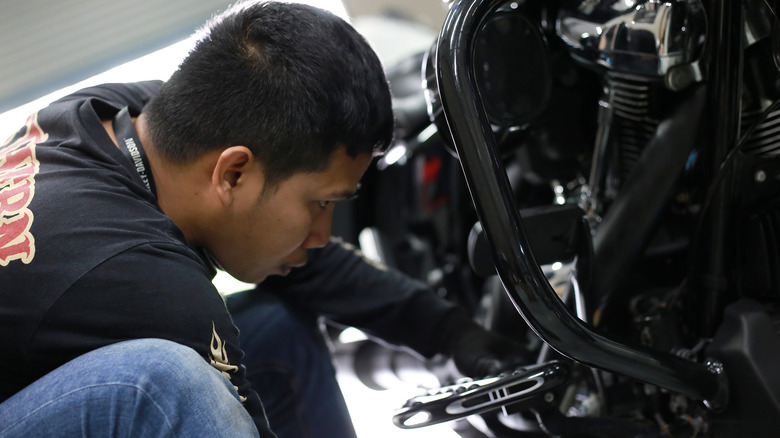 Harley-Davidson 오토바이를 작업하는 기술자