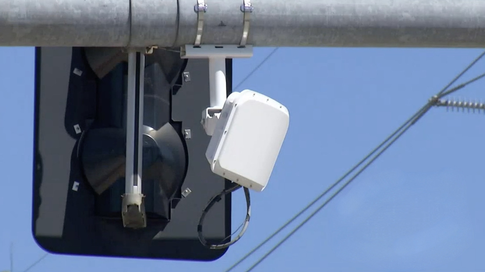 신호등 위에 있는 흰색 사각형을 본 적이 있나요? 목적은 다음과 같습니다