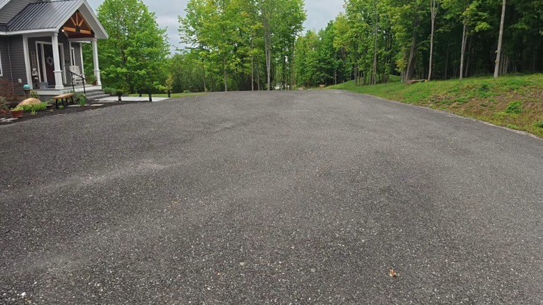 집 앞의 재활용 아스팔트 진입로.