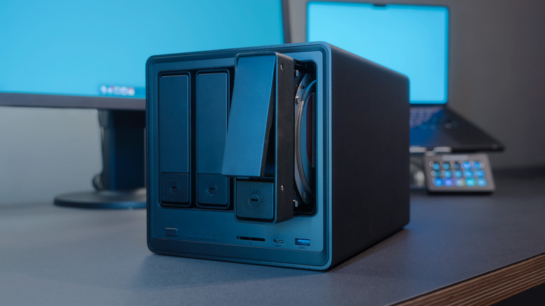 HDD 베이 1개를 빼낸 NAS 장치