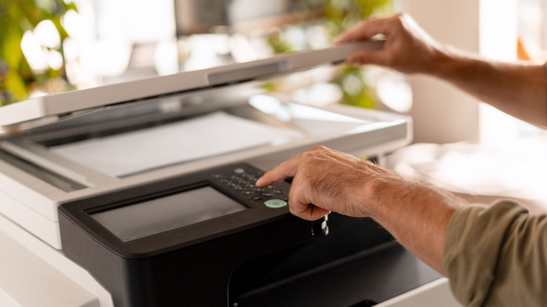 프린터를 운영하는 사람