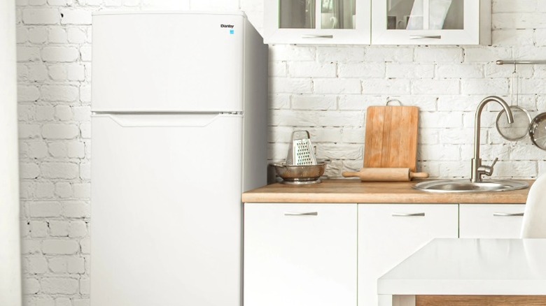 주방 조리대 옆에 있는 Danby DPF074B2WDB-6 냉장고