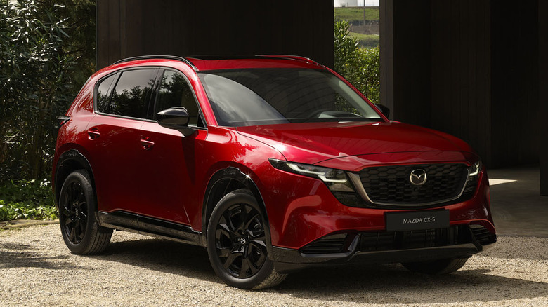 주거 환경에 주차된 Mazda CX-5의 전면 3/4 뷰