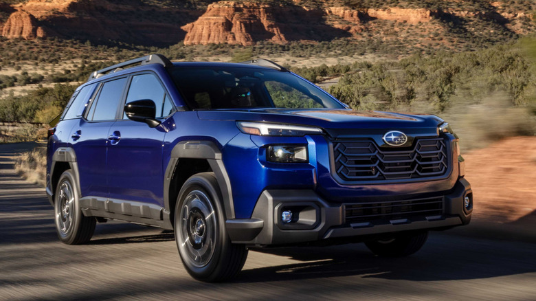 사막 지형을 주행하는 스바루 아웃백의 전면 3/4 뷰