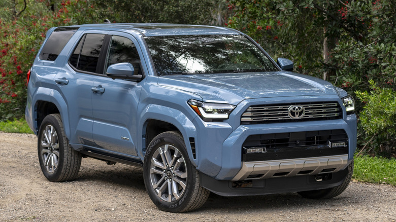 숲이 우거진 비포장 도로에 있는 Toyota 4Runner의 전면 3/4 뷰