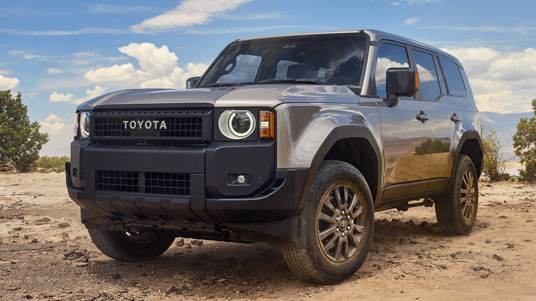 사막 풍경에 있는 Toyota Land Cruiser의 전면 3/4 뷰