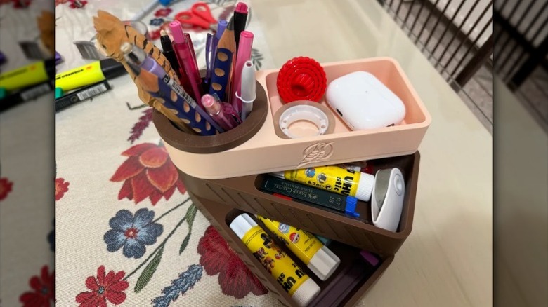 회전식 서랍이 있고 물건이 가득한 책상 정리함입니다.