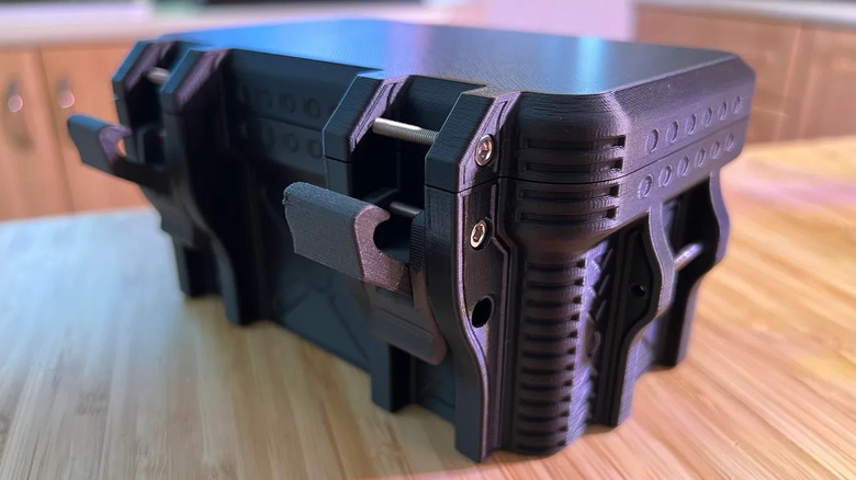 견고해 보이는 구조의 책상 위에 상자 모양의 책상 정리함을 올려 놓았습니다.