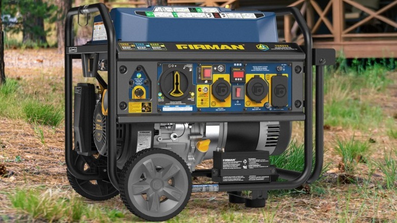 숲 속에 있는 Firman 6,300와트 삼중 연료 발전기(배경에 오두막 포함)