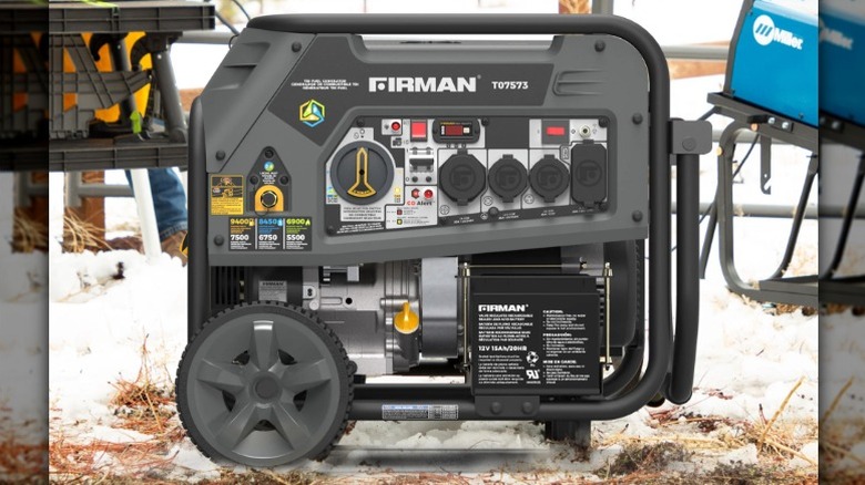 눈 덮인 환경에 있는 Firman 7,500와트 삼중 연료 발전기