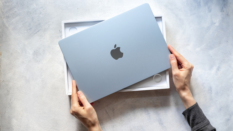 테이블 위의 맥북