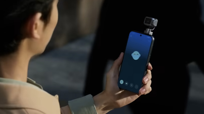 한 남자가 자신의 명예 로봇 전화기의 AI와 대화하고 있다