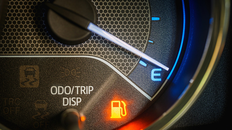 자동차 대시보드의 연료 부족 표시등이 켜져 있습니다.