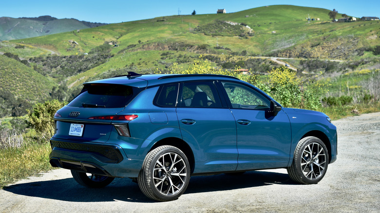 2026 아우디 Q3 리어 쿼터뷰.