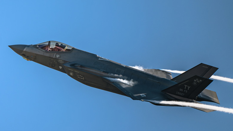 비행 중인 F-35 라이트닝 II 제품군 제트기.