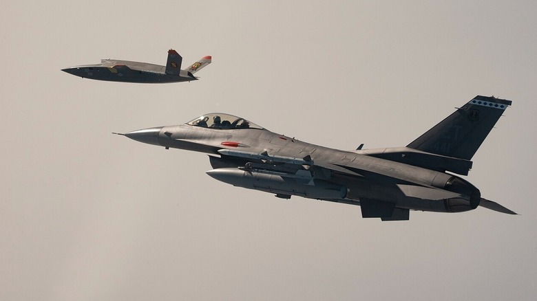 USMC XQ-58A Valkyrie와 USAF F-16이 함께 비행하고 있습니다.