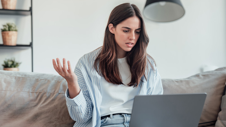 노트북에 좌절한 여성