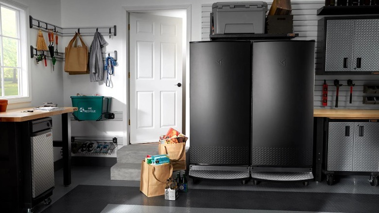 방의 카운터 아래에 있는 쓰레기 압축기.