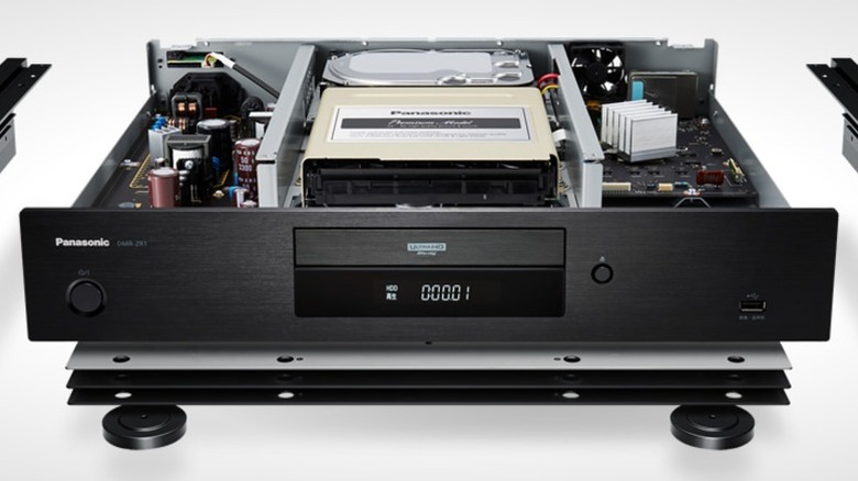 패널을 분리하여 내부를 보여주는 Panasonic DMR-ZR1