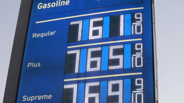 갤런당 7.60달러가 넘는 휘발유 가격을 표시하는 표지판