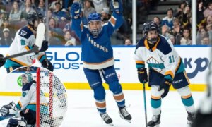 Goldeneyes의 Anna Segedi가 Sirens를 상대로 승리하며 첫 PWHL 골을 기록했습니다.