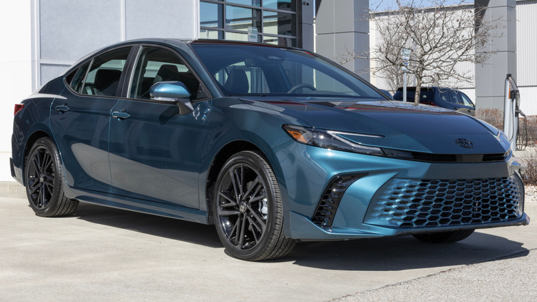 전시된 2025 Toyota Camry XSE AWD 세단