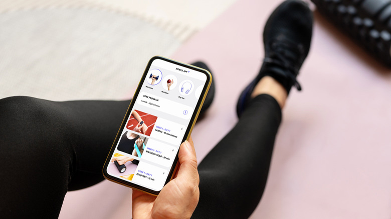 휴대전화로 운동을 추적하는 사람