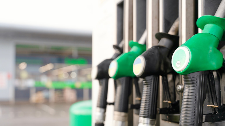 디젤 및 가솔린 노즐을 갖춘 현대적인 주유소