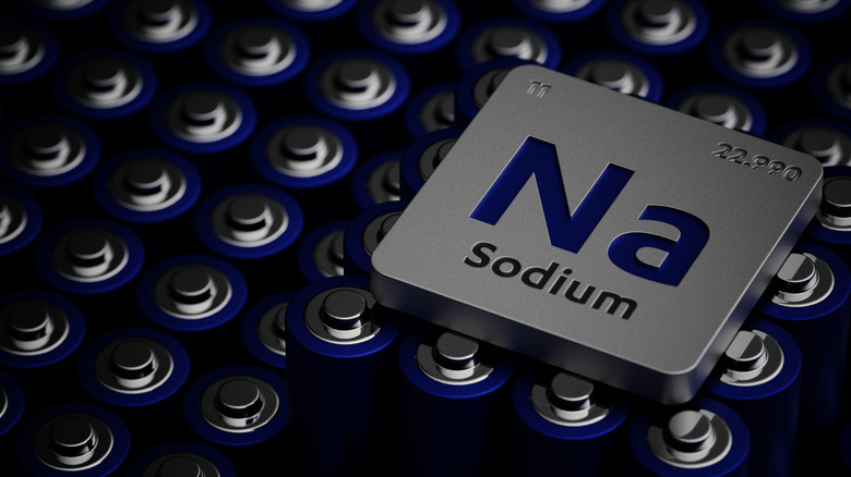 여러 배터리 위에 있는 나트륨에 대한 화학 기호의 상위 뷰