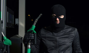 도둑들은 FL에서 갤런의 디젤 연료를 훔치기 위해 이 일상적인 물건을 사용했습니다.