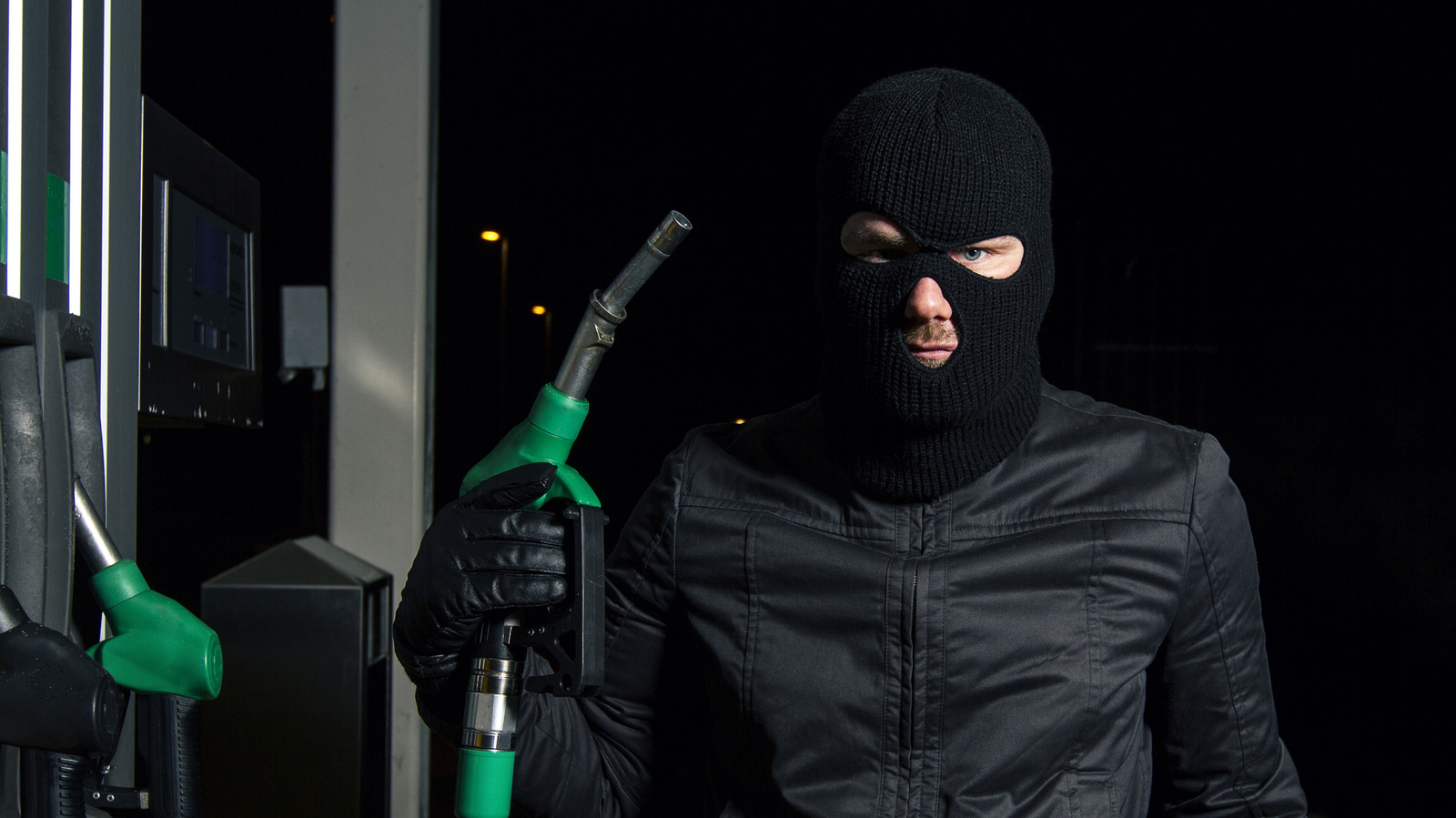 도둑들은 FL에서 갤런의 디젤 연료를 훔치기 위해 이 일상적인 물건을 사용했습니다.