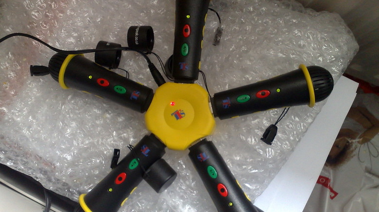 중앙 충전기에 연결된 마이크 무리.