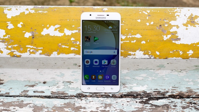 주변에 페인트가 묻은 바닥에 스마트폰이 있습니다.