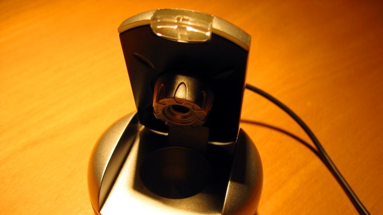 측면을 바라보는 웹캠.