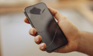 깨진 휴대폰 화면을 직접 고칠 수 있나요? 예, 하지만 위험이 있습니다