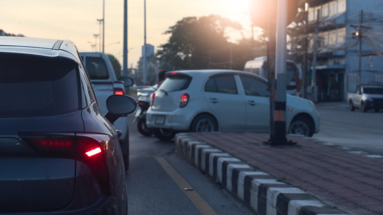 우회전 시 우회전 신호를 사용하는 자동차