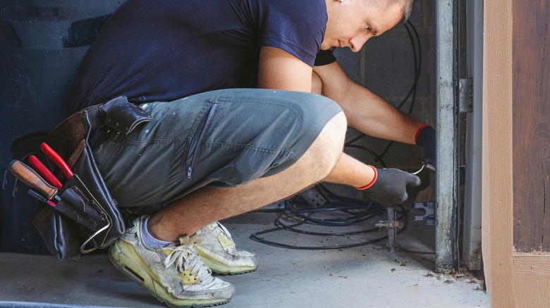 차고문 센서를 수리하는 남자