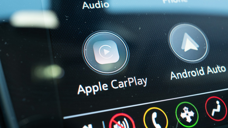 인포테인먼트 화면의 Android Auto 및 Apple CarPlay