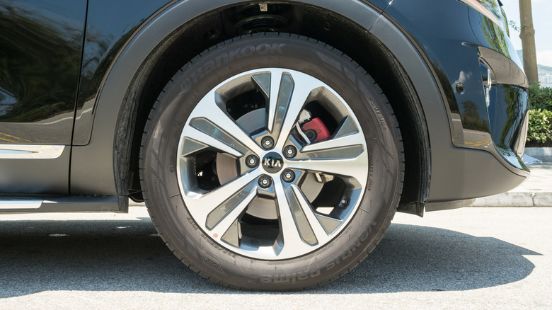 한국타이어를 장착한 검정색 SUV의 앞 우측 코너.