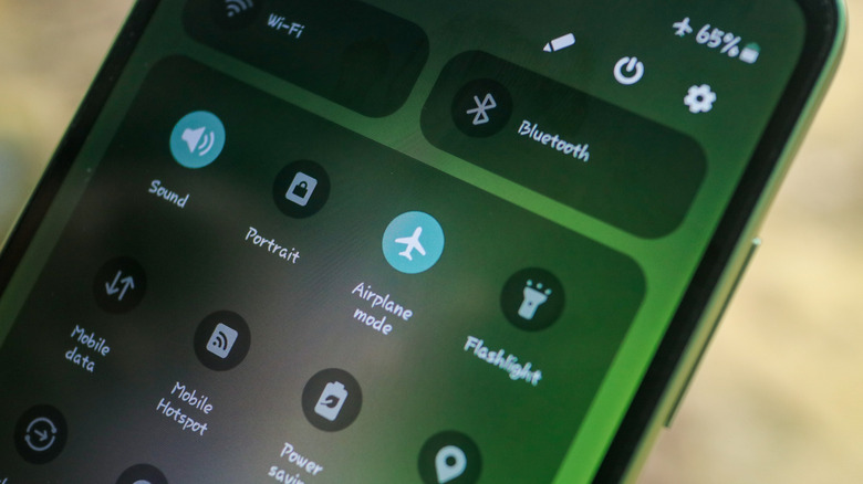 삼성 휴대폰의 빠른 설정 패널 클로즈업