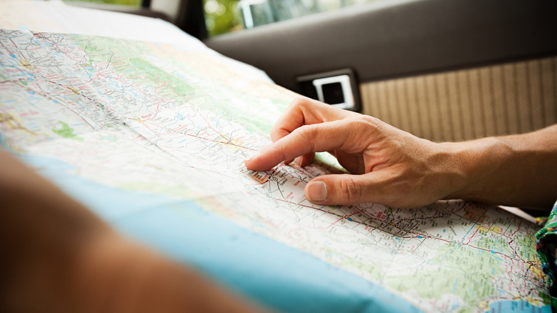 거리 노선이 표시된 종이 지도입니다.