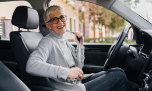 65세에도 운전하기: 도로에서 안전을 유지하기 위한 7가지 팁