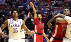 브라이스 홉킨스(Bryce Hopkins)가 세인트 존스 행진의 광기(March Madness) 역사를 만들었습니다.