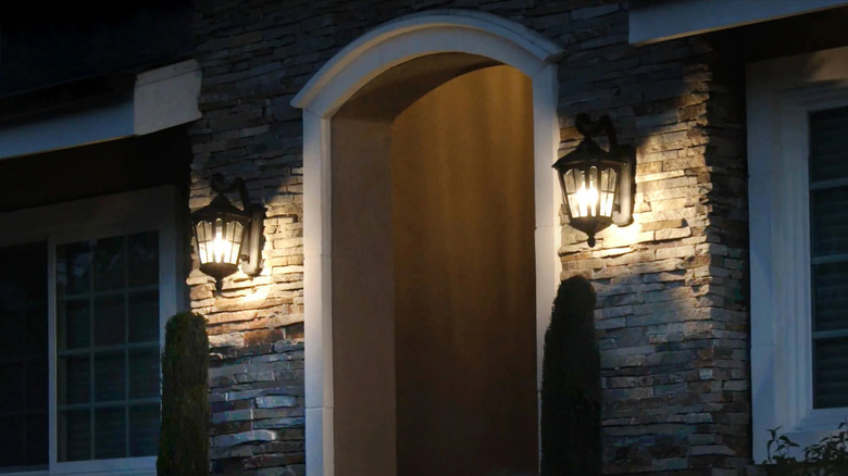 아치 길 양쪽에 설치된 코다 등불