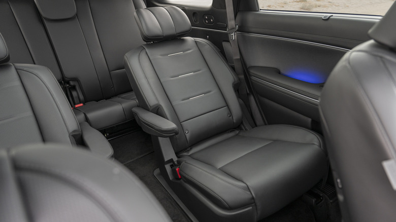 2026 현대 팰리세이드 캘리그래피의 2열 좌석이 리클라이닝되었습니다.