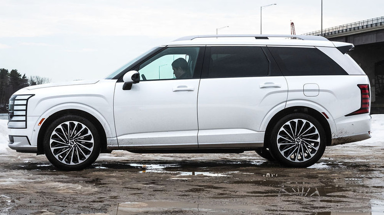 주차된 2026 현대 팰리세이드 캘리그래피의 프로필 사진.