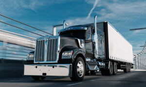 트럭 운전사는 타이어 없이 60마일 이상을 자유롭게 운전하는 모습을 포착했습니다.