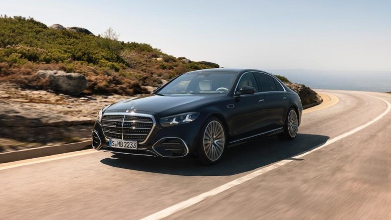고속도로를 달리는 2027 메르세데스-벤츠 S클래스