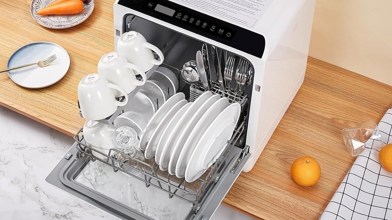 스크럽 브러시 근처에 앉아 있는 더러운 젖병 두 개